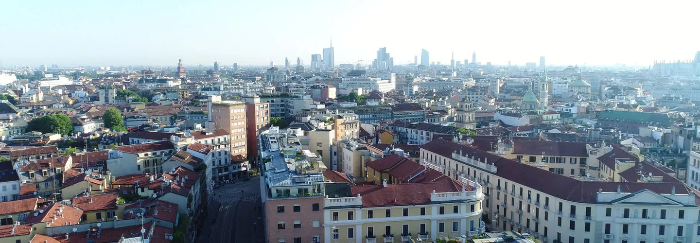 Vue aérienne d'un quartier urbain ancien, illustrant le marché visé par Obimo